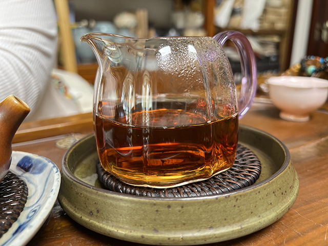 图为冰岛茶叶精制厂2008年冰岛青饼