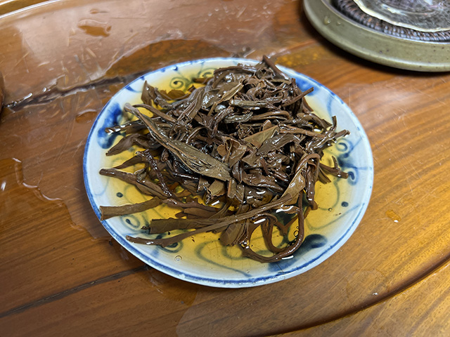 图为冰岛茶叶精制厂2008年冰岛青饼
