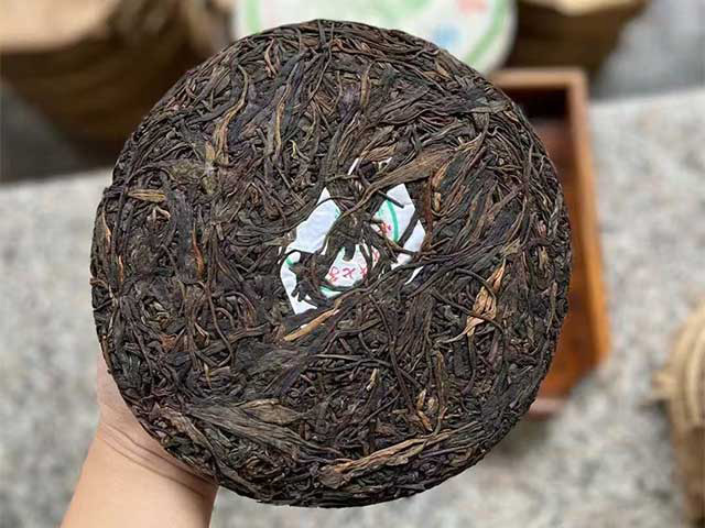 图为冰岛茶叶精制厂2008年冰岛青饼