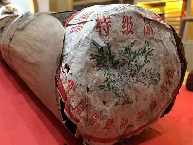 图为1999年勐海茶厂绿大树茶柱