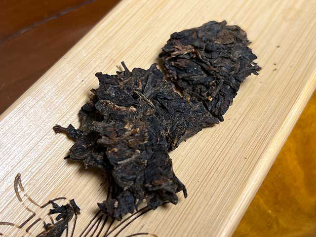 图为1999年勐海茶厂绿大树茶柱