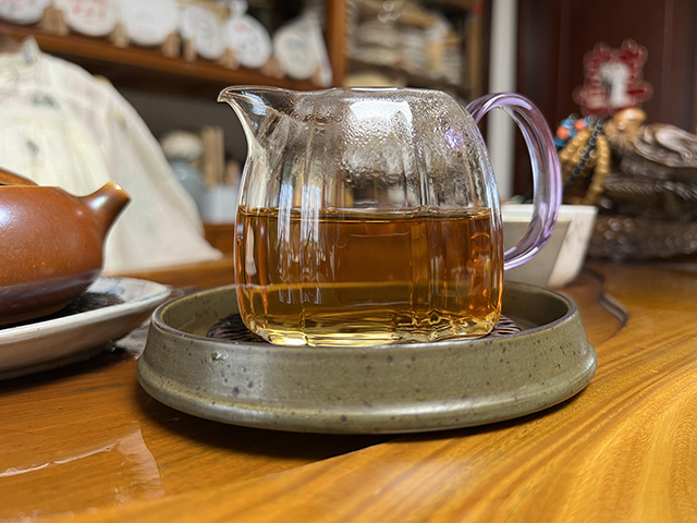 图为1999年勐海茶厂绿大树茶柱