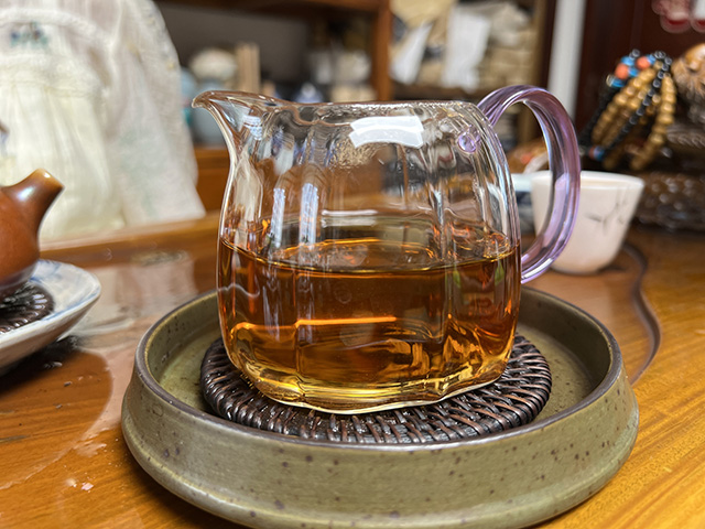 图为1999年勐海茶厂绿大树茶柱