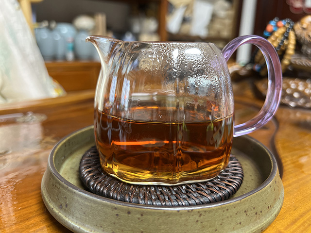 图为1999年勐海茶厂绿大树茶柱
