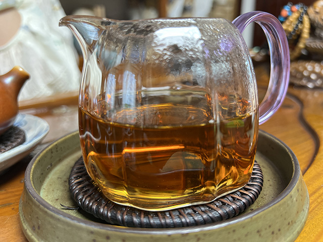 图为1999年勐海茶厂绿大树茶柱