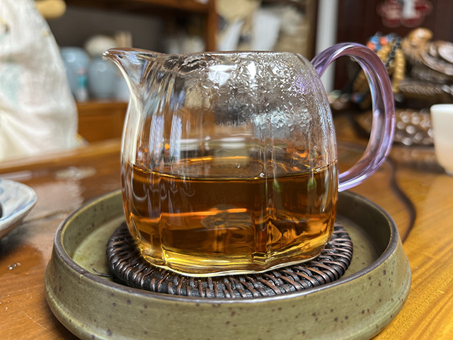 图为1999年勐海茶厂绿大树茶柱