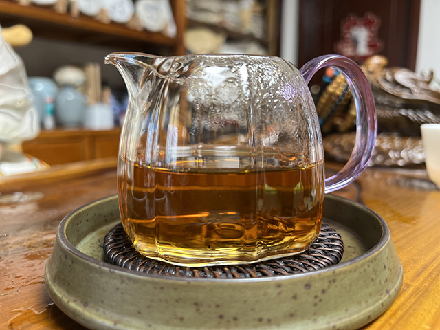 图为1999年勐海茶厂绿大树茶柱