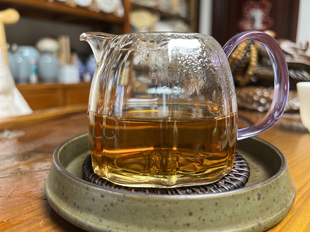 图为1999年勐海茶厂绿大树茶柱