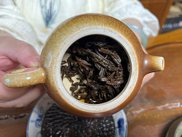 图为1999年勐海茶厂绿大树茶柱