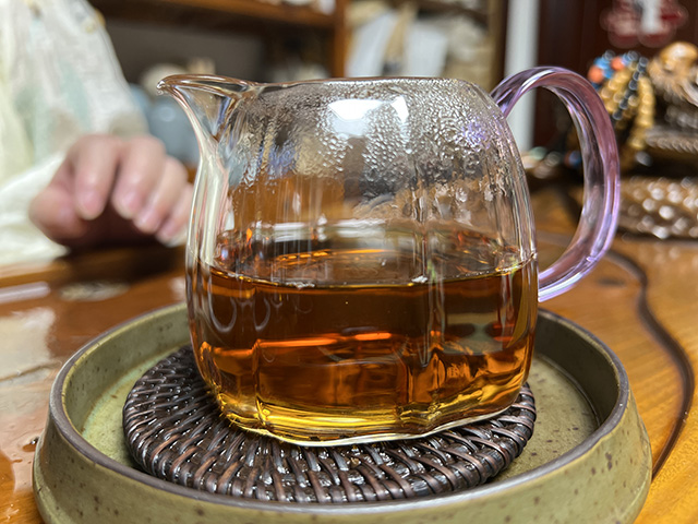 图为1999年勐海茶厂绿大树茶柱