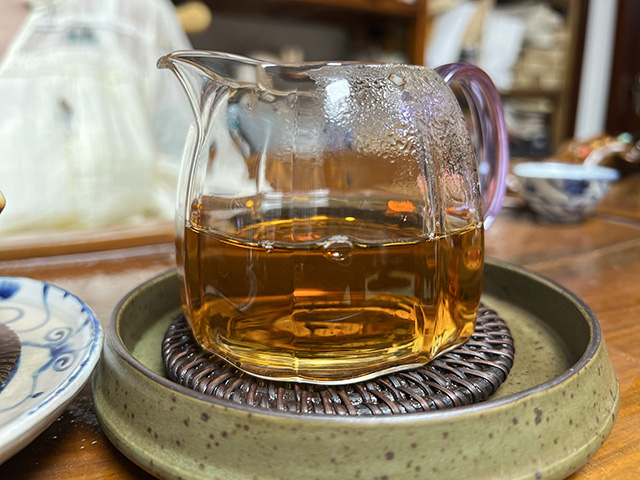 图为1999年勐海茶厂绿大树茶柱