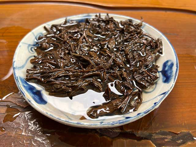 图为1999年勐海茶厂绿大树茶柱
