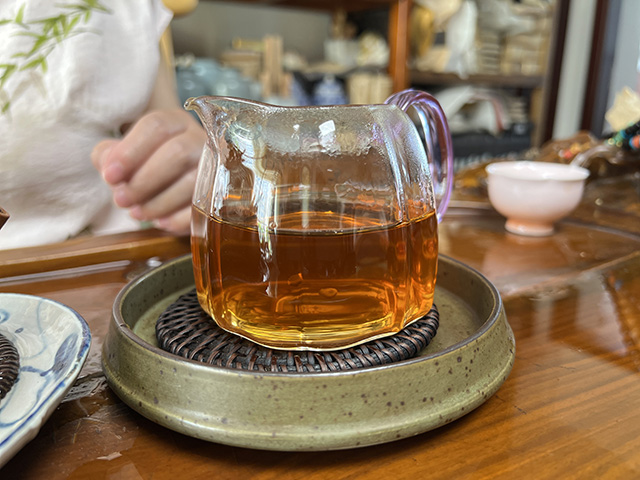 图为沪上老茶人样品70年代干仓老茶