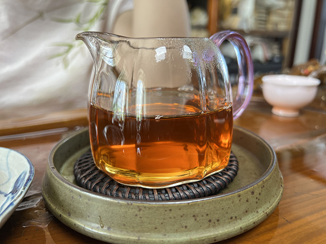 图为沪上老茶人样品70年代干仓老茶
