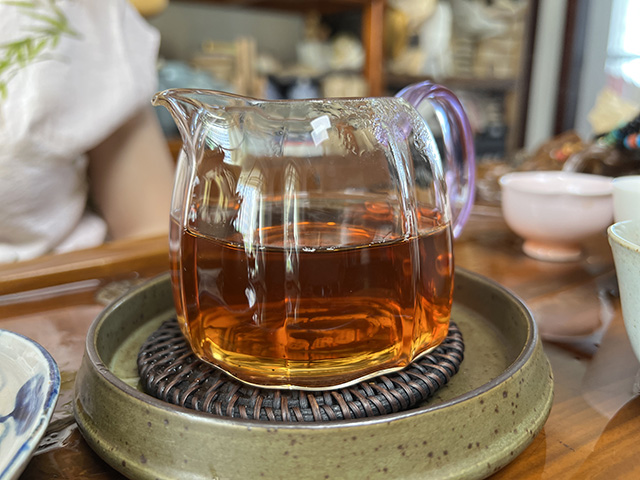 图为沪上老茶人样品70年代干仓老茶