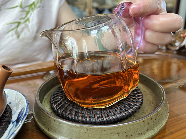 图为沪上老茶人样品70年代干仓老茶