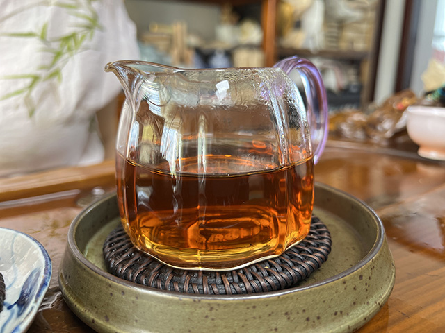 图为沪上老茶人样品70年代干仓老茶