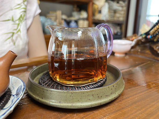 图为沪上老茶人样品70年代干仓老茶