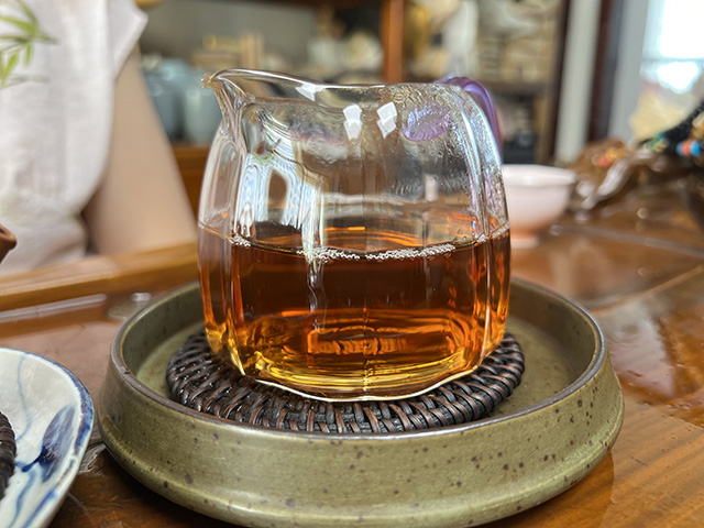 图为沪上老茶人样品70年代干仓老茶