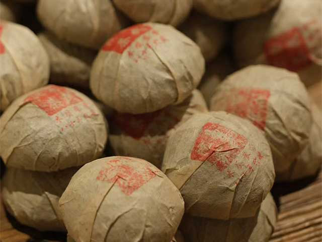 图为80年代易武野放古树茶青沱