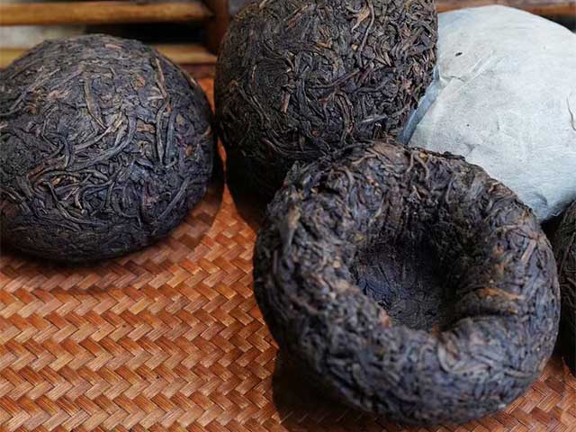 图为80年代易武野放古树茶青沱