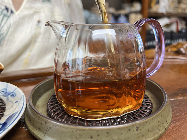 图为80年代易武野放古树茶青沱