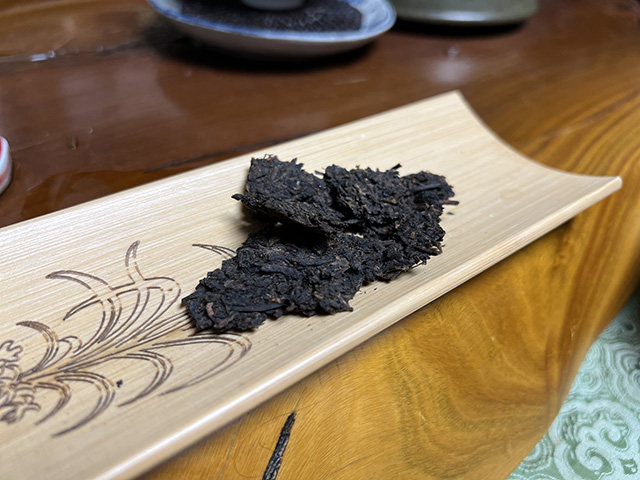 图为春城茶厂90年代初无字铁饼