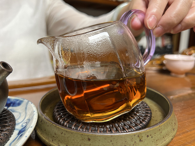 图为春城茶厂90年代初无字铁饼