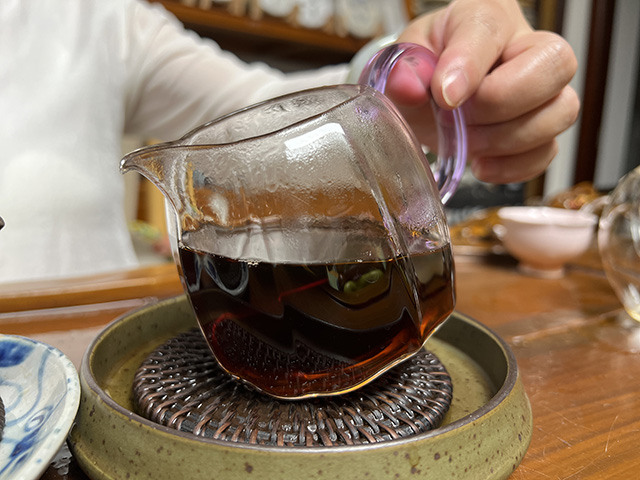 图为春城茶厂90年代初无字铁饼