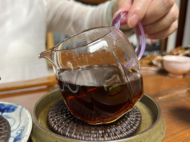 图为春城茶厂90年代初无字铁饼