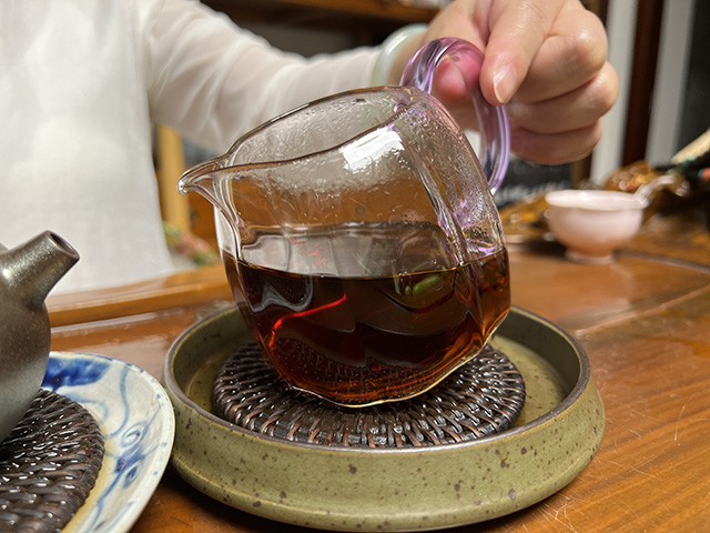 图为春城茶厂90年代初无字铁饼