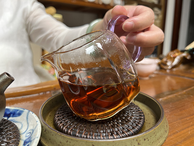 图为春城茶厂90年代初无字铁饼