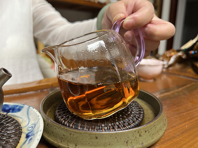 图为春城茶厂90年代初无字铁饼
