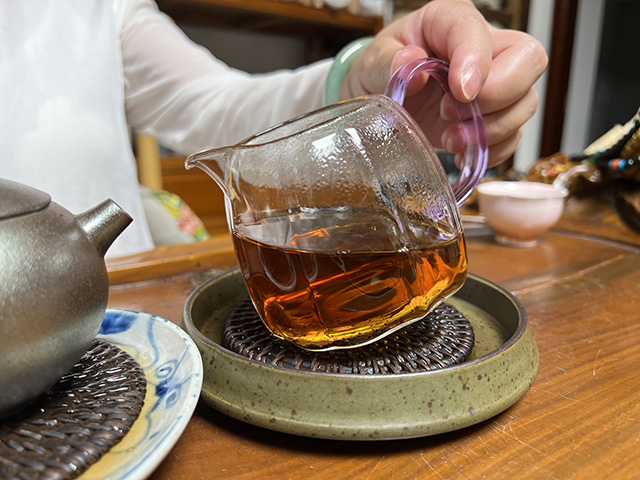 图为春城茶厂90年代初无字铁饼