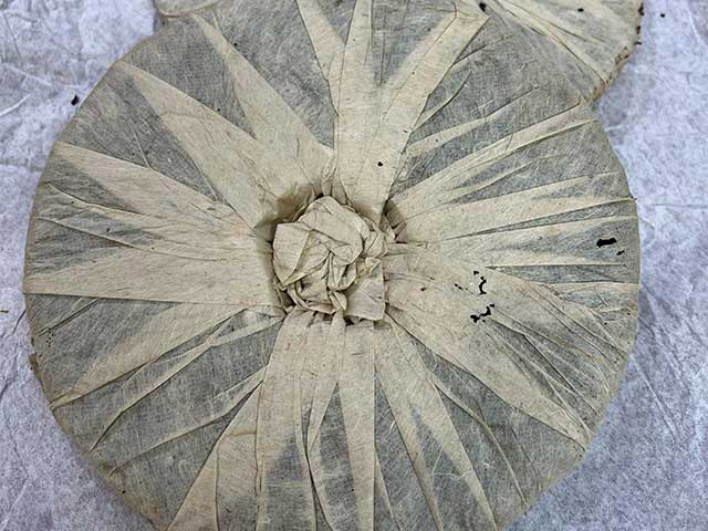 图为90年代樟香极品青饼