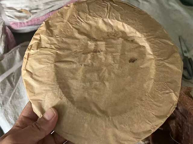 图为春城茶厂1989年福字饼铁饼熟茶