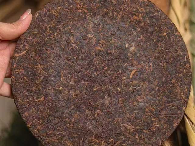 图为春城茶厂1989年福字饼铁饼熟茶