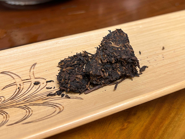 图为春城茶厂1989年福字饼铁饼熟茶
