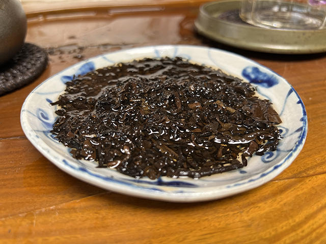 图为春城茶厂1989年福字饼铁饼熟茶