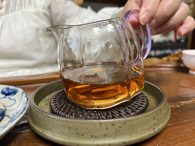 图为春城茶厂1989年福字饼铁饼熟茶