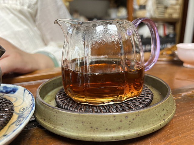 图为春城茶厂1989年福字饼铁饼熟茶