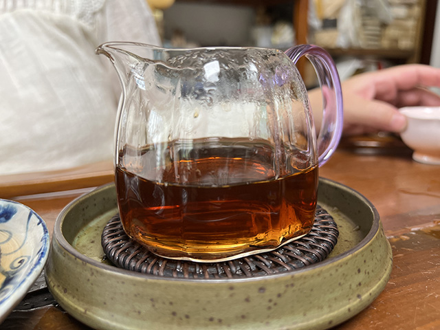 图为春城茶厂1989年福字饼铁饼熟茶