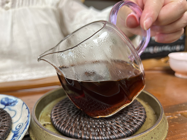 图为春城茶厂1989年福字饼铁饼熟茶