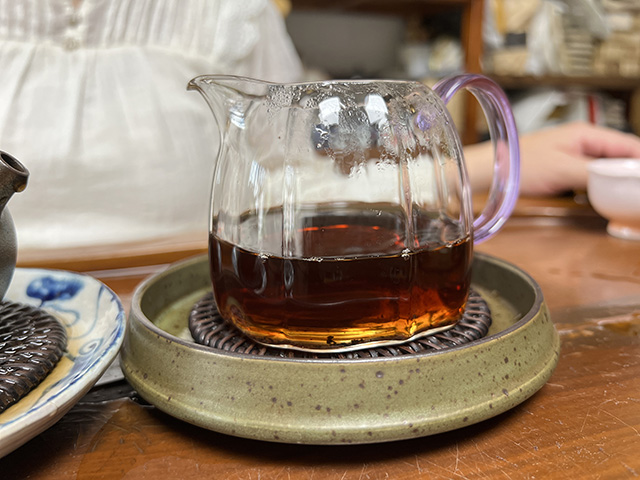 图为春城茶厂1989年福字饼铁饼熟茶
