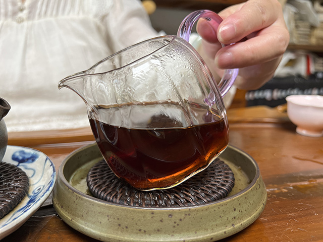 图为春城茶厂1989年福字饼铁饼熟茶