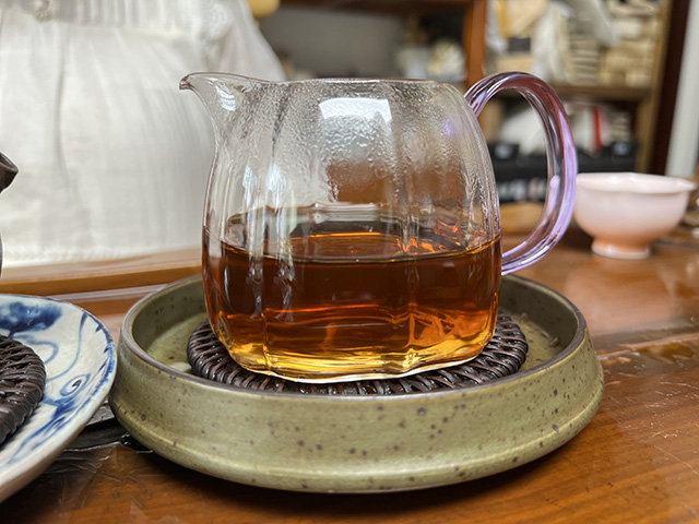 图为春城茶厂1989年福字饼铁饼熟茶