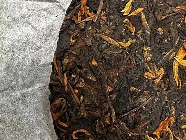 图为2002年黎明贡瑞原野香麒麟普洱青饼