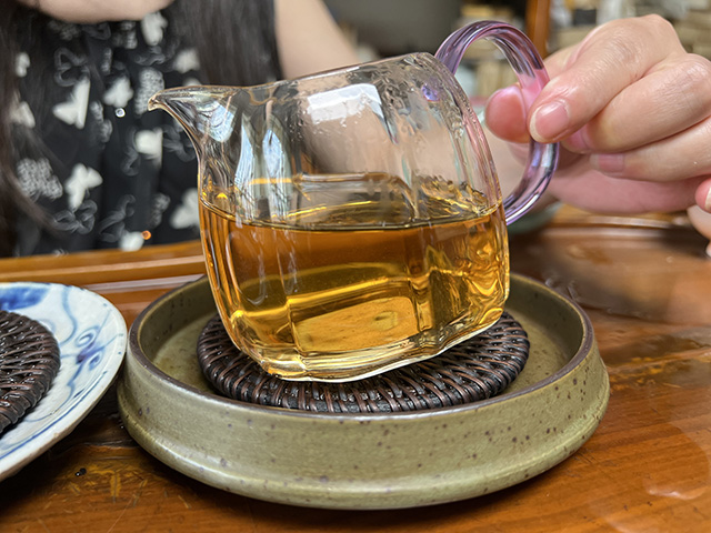 图为2002年黎明贡瑞原野香麒麟普洱青饼