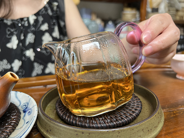 图为2002年黎明贡瑞原野香麒麟普洱青饼