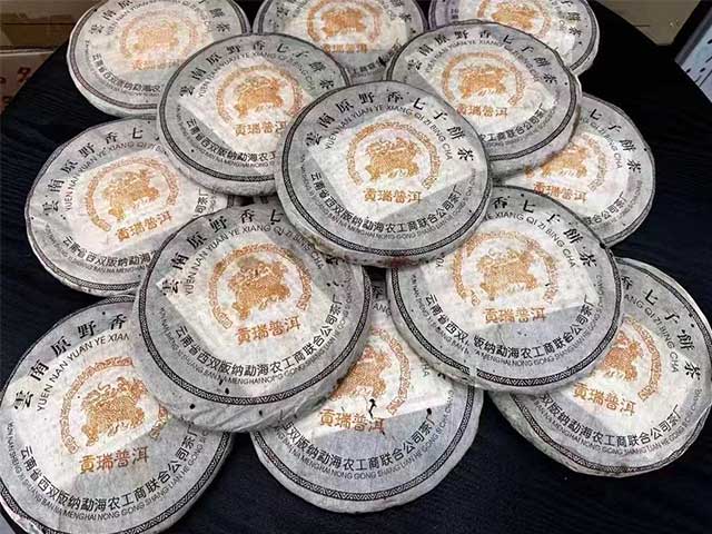 图为2002年黎明贡瑞原野香麒麟普洱青饼